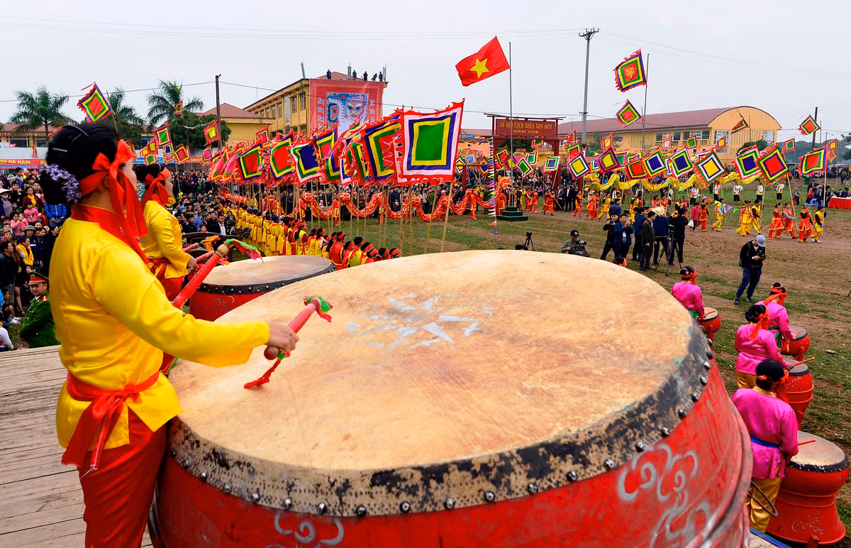 Màn trống hội do phụ nữ Đọi Sơn thực hiện khiến không khí lễ hội càng trở nên náo nhiệt.