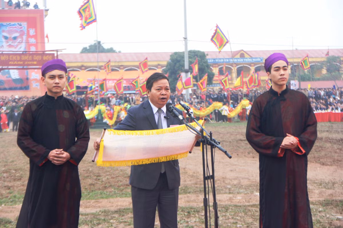 Tham dự Lễ hội có nguyên Phó Chủ tịch nước Nguyễn Thị Doan, lãnh đạo các bộ, ngành Trung ương, tỉnh Hà Nam cùng hàng nghìn người dân trong vùng và khách thập phương tham dự.