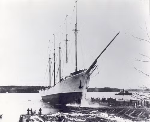 Tàu Carroll A. Deering: Năm 1921, con tàu này được tìm thấy ở mũi Hatteras, bang North California, Mỹ. Toàn bộ thủy thủ đã biến mất. Các thiết bị, nhật ký hải trình và hai chiếc xuồng cứu hộ cũng không còn. Nhiều người cho rằng, nó là một trong những nạn nhân của Tam giác quỷ Bermuda, hoặc thủy thủ đoàn bị cướp biển giết hại rồi phi tang.