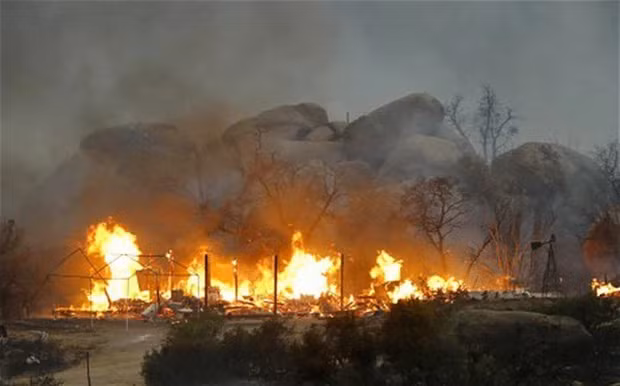 Những người lính này thuộc biệt đội có tên là Hotshot, họ là đội chuyên xử lý những vụ hỏa hoạn nghiêm trọng nhất của quốc gia. Tại Mỹ có 110 nhóm Hotshot như thế, mỗi nhóm chỉ có 20 người và được huấn luyện đặc biệt.