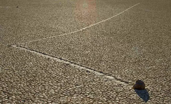 Hiện tượng “đá du hành”: Những viên đá tự động di chuyển trong lòng hồ Racetrack Playa, thuộc Thung Lũng Chết ở California trong nhiều thế kỷ mà không hề có bàn tay của con người hay bất cứ lực tác động nào khác. Ảnh: Noi.md
