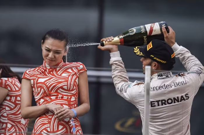 Tay đua Lewis Hamilton ăn mừng chiến thắng tại đường đua Thượng Hải.
