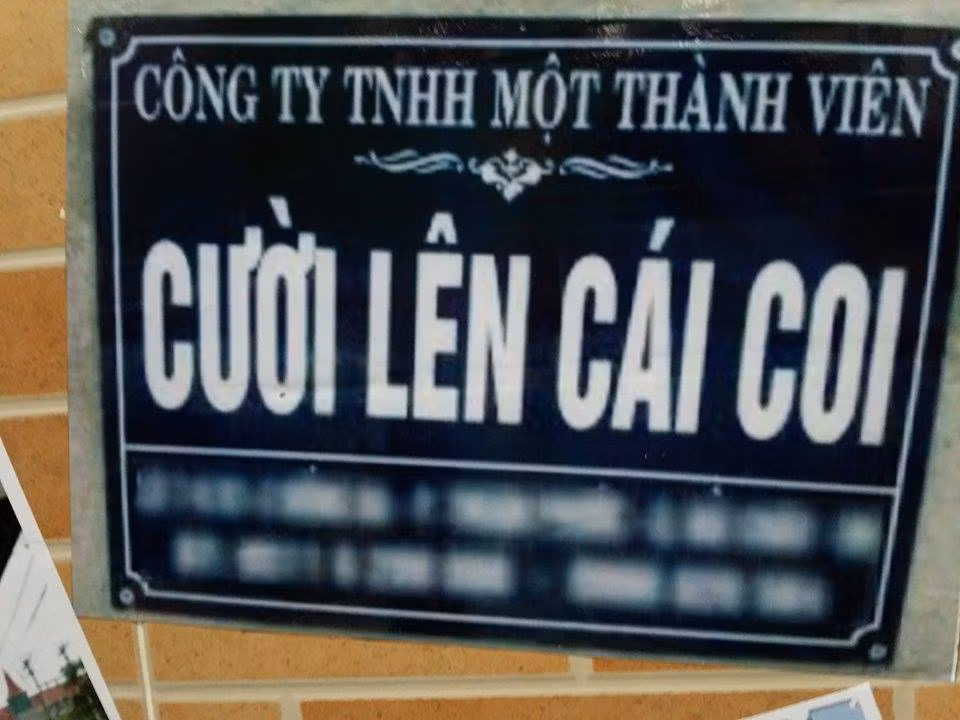 Tên công ty kỳ lạ được treo trong quán.