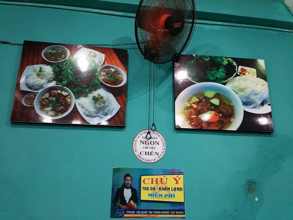 Những hình ảnh độc đáo trong quán.