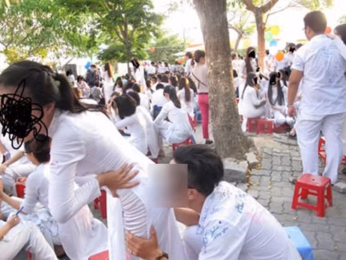 Sau những sóng gió xung quanh “nụ hôn vội” tuổi học trò còn chưa hết, mới đây, một bức ảnh chia tay “môi chạm mông” của học sinh cuối cấp chụp ngay tại sân trường đã khiến nhiều người một phen hoảng hốt... 