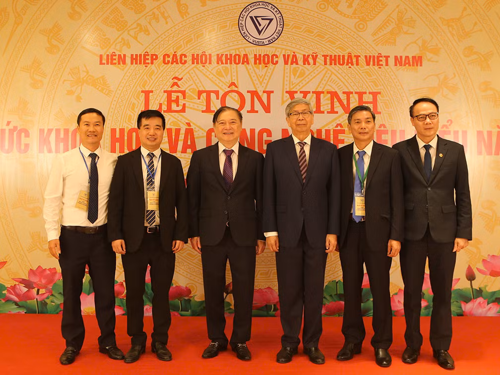 Bí thư Đảng đoàn, Chủ tịch VUSTA Phan Xuân Dũng; Tổng Thư ký VUSTA Nguyễn Quyết Chiến đón tiếp, chụp hình lưu niệm cùng các đại biểu trước khi diễn ra buổi lễ. 