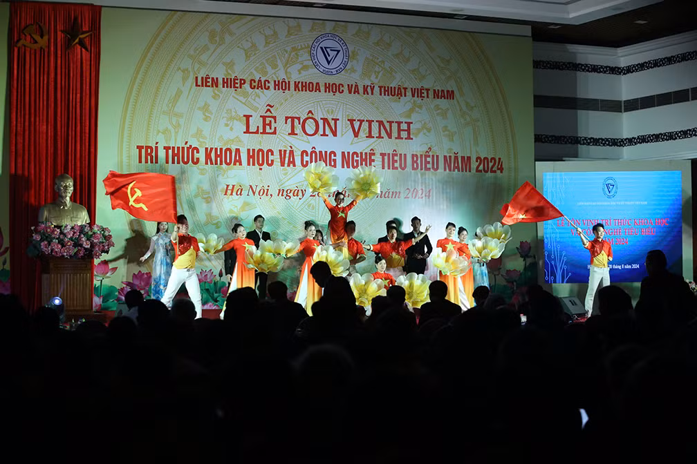 Lễ tôn vinh trí thức Khoa học và Công nghệ tiêu biểu năm 2024 bắt đầu với các tiết mục văn nghệ chào mừng hào hùng, rộn ràng, vui tươi. 