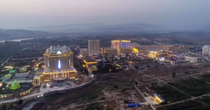 Tại Khu kinh tế Tam Giác Vàng (Lào), đường dây lừa đảo hoạt động dưới danh nghĩa doanh nghiệp được cấp phép hợp pháp; được tổ chức bài bản theo mô hình một công ty với đầy đủ các bộ phận quản lý, điều hành, phân chia thành các tổ, nhóm, hoạt động theo quy chế, nội quy do các chủ mưu cầm đầu; phân chia lợi ích theo lương tháng và phần trăm số tiền lừa được. Những người này làm việc, ăn ở, sinh hoạt tập trung trong các tòa nhà cao tầng ở Khu kinh tế Tam Giác Vàng; hằng ngày thực hiện hành vi lừa đảo với "kịch bản" đã được soạn sẵn. (Ảnh minh họa, nguồn internet) 
