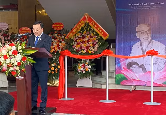 Hon 200 hinh anh trong trien lam “nhung tam guong binh di ma cao quy“