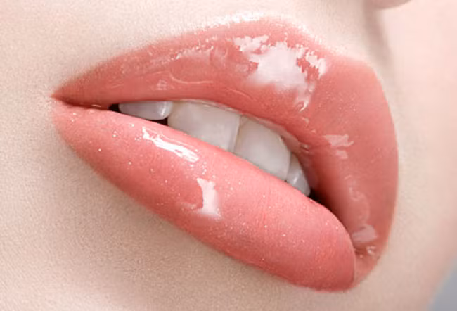 Bảo vệ môi: Đôi môi cũng cần bảo vệ khỏi tia UV, vậy nên hãy sử dụng các sản phẩm có chỉ số chống nắng, đồng thời tránh dùng son bóng.