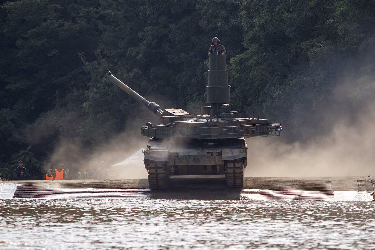 Xe tăng K2 Black Panther có thể chạy với vận tốc 70 km/h trên đường bằng và 50 km/h trên địa hình xấu. Xe có thể gia tốc từ 0 đến 32 km/h trong vòng 7 giây, có khả năng vượt chướng ngại vật cao 1,3m và leo dốc cao 60 độ. Cơ cấu treo đặc biệt của K2, được gọi là "Cơ cấu treo tay trong" (ISU), cho phép xe tăng thực hiện 3 tư thế khác nhau ngồi, đứng, quỳ và bắn góc tà âm (chéo xuống). Nguồn ảnh: Wikipedia