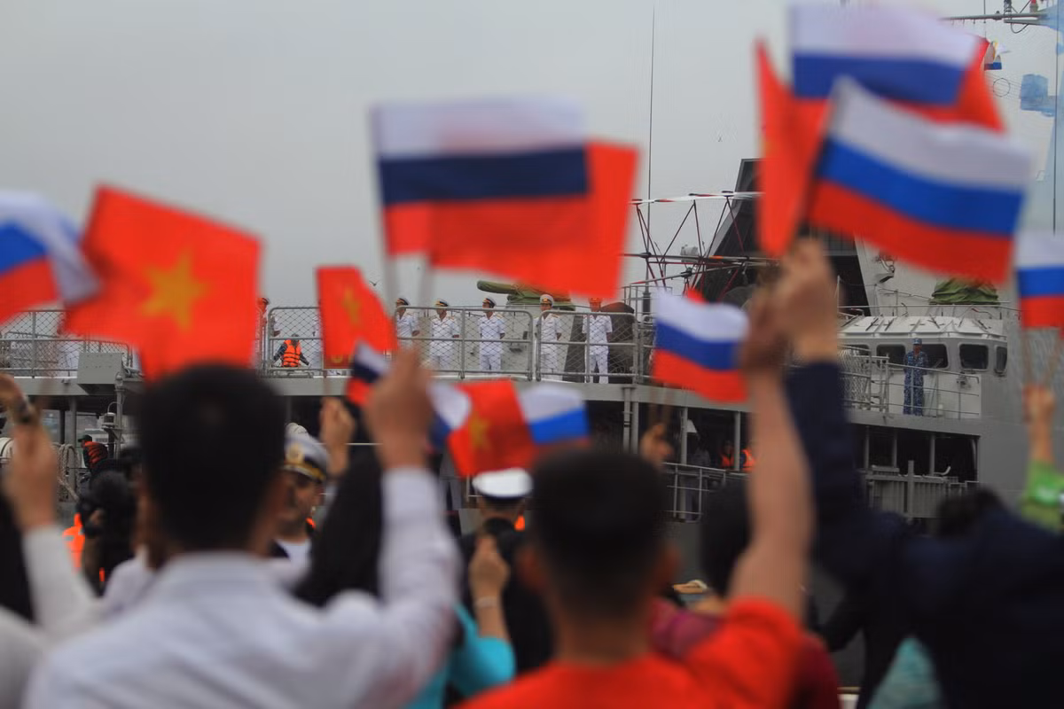 Tham gia đón đoàn có Đại sứ Việt Nam tại Liên bang Nga Ngô Đức Mạnh; Tổng lãnh sự quán Việt Nam tại TP Vladivostok Nguyễn Hoàng Việt; Tùy viên quốc phòng cùng đại diện bà con kiều bào, du học sinh Việt Nam đang sinh sống, học tập và công tác tại Nga. Nguồn ảnh: Bộ Quốc phòng Nga