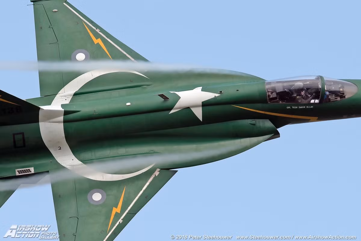 Đứng vị trí thứ 7 là Không quân Pakistan - kình địch với Ấn Độ, nước này hiện có 438 máy bay chiến đấu các loại do Mỹ, Trung Quốc sản xuất. Trong năm nay, họ có thể vươn lên vị trí thứ 6 của Hàn Quốc khi nhận 36 máy bay chiến đấu Mirage V cũ mua của Ai Cập. Ảnh: Airshow Action