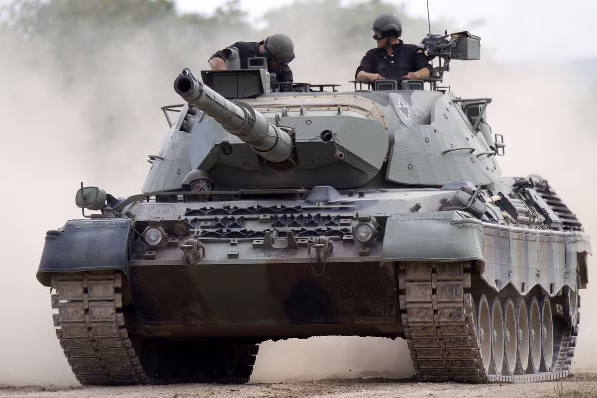 Phiên bản Leopard 1A6 từng được lên kế hoạch phát triển, sản xuất với việc tích hợp pháo 120mm L44. Tuy nhiên, dự án này sau đó kết thúc năm 1987 khi mà Leopard 2 đi vào phục vụ rộng rãi. Nguồn ảnh: Wikipedia