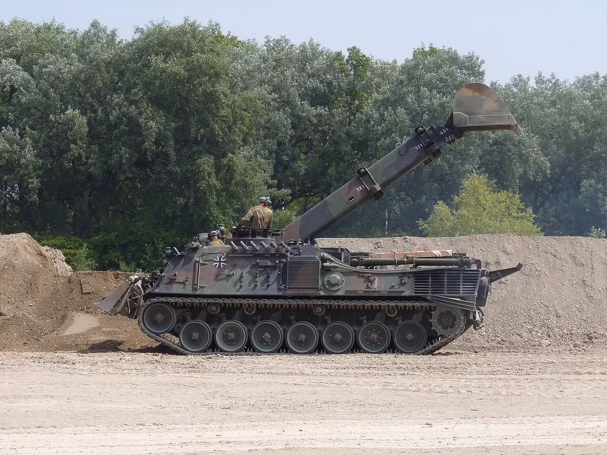 Ngoài các phiên bản xe tăng chủ lực, dựa trên Leopard 1 người Đức còn phát triển nhiều phiên bản phục vụ cho các mục đích khác nhau gồm cả chiến đấu, bảo đảm chiến đấu, hỗ trợ chiến đấu. Ví dụ, trong ảnh là phiên bản xe công binh bọc thép Dachs. Nguồn ảnh: Wikipedia