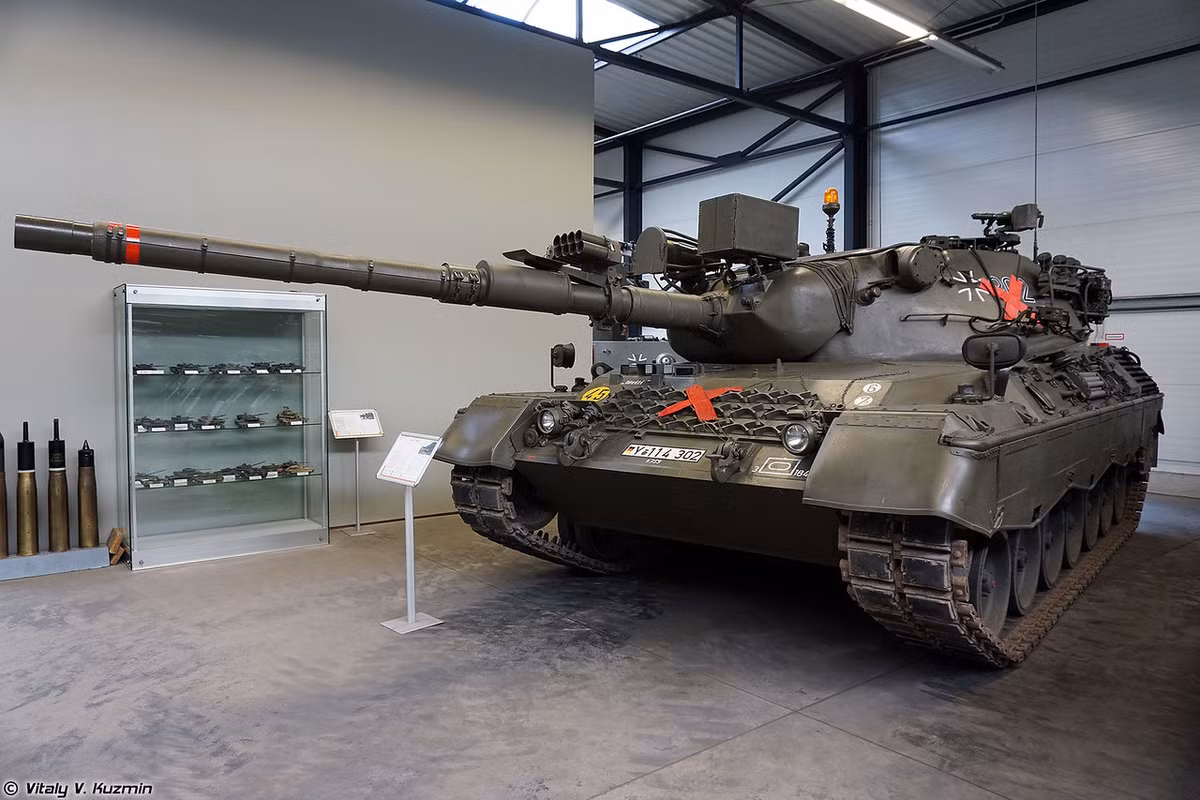 Trong ảnh là phiên bản Leopard 1A2 - 232 chiếc được sản xuất trong giai đoạn 1972-1974 với những cải tiến ở giáp tháp pháo dày hơn, tích hợp hệ thống trinh sát nhìn đêm PZB 200 như 1A1A4, đài liên lạc kỹ thuật số. Nguồn ảnh: Vitaly-Kuzmin
