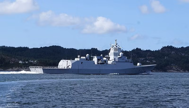 HNoMS Helge Ingstad là một trong 5 tàu hộ vệ lớp Fridtjof Nansen hiện đại nhất Hải quân Na Uy. Con tàu được khởi đóng ngày 28/4/2006, hạ thủy ngày 23/11/2007 và biên chế ngày 29/9/2009. Nguồn ảnh: Wikipedia