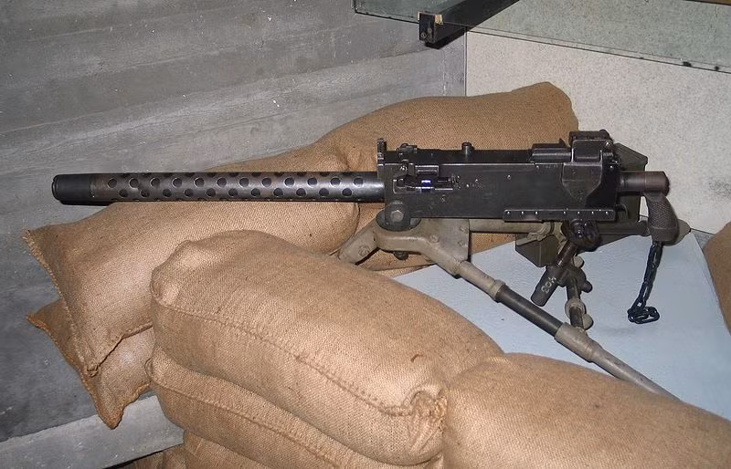M1919 Browning được sản xuất từ năm 1919 với số lượng 438.971 khẩu, chúng được Quân đội Mỹ sử dụng rộng rãi trong CTTG 2 và giai đoạn sau đó. Súng dùng đạn cỡ 7,62x51mm với dây tiếp đạn 250 viên, tầm bắn hiệu quả 1.400m, tốc độ bắn 400-600 phát/phút (phiên bản AN/M2 sau này tăng lên 1.200-1.500 phát/phút). Nguồn ảnh: Wikipedia