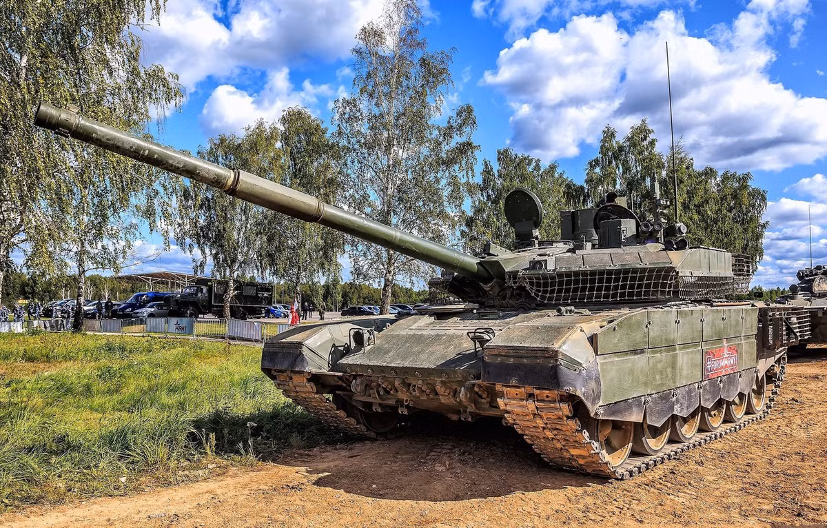 Cụ thể, T-90M thay đổi giáp phản ứng nổ (ERA) Kontakt-5 sang loại Relikt có khả năng kháng chịu sức xuyên của đạn APFSDS 120mm hay đạn hai đầu nổ (tandem) tốt hơn. Nguồn ảnh: Wikipedia