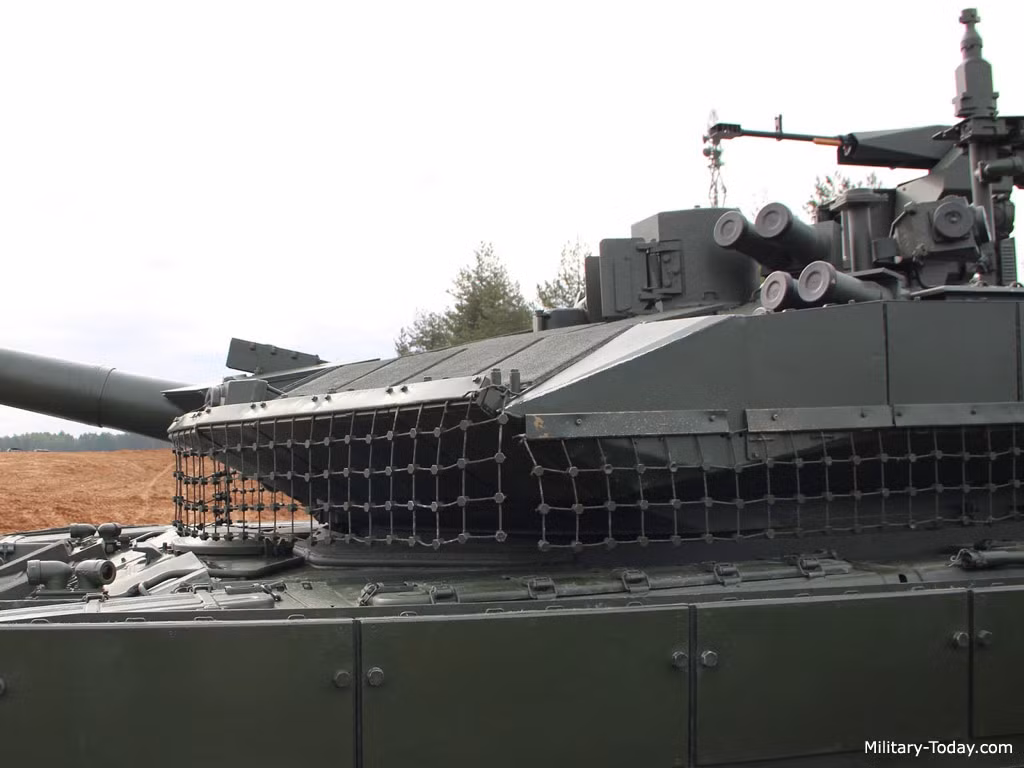 Ngoài giáp phản ứng nổ, T-90M còn trang bị hệ thống gây nhiễu bằng màn khói có thể đối phó với tín hiệu laser dẫn đường tên lửa chống tăng. Nguồn ảnh: Military-Today