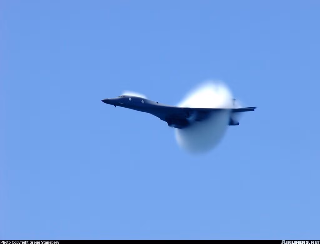 So với B-52 và thậm chỉ cả B-2 sau này, B-1 Lancer sở hữu tính năng bay tốt nhất. Nó có thể đạt vận tốc siêu âm tương đương dòng máy bay ném bom Tu-22M và Tu-160 của Liên Xô (Nga sau này). Ngoài ra, đây là loại máy bay ném bom hạng nặng duy nhất của Mỹ sở hữu kiểu cánh cụp cánh xòe tối ưu khả năng bay thấp tốc độ cao. Nguồn ảnh: Airliners.net