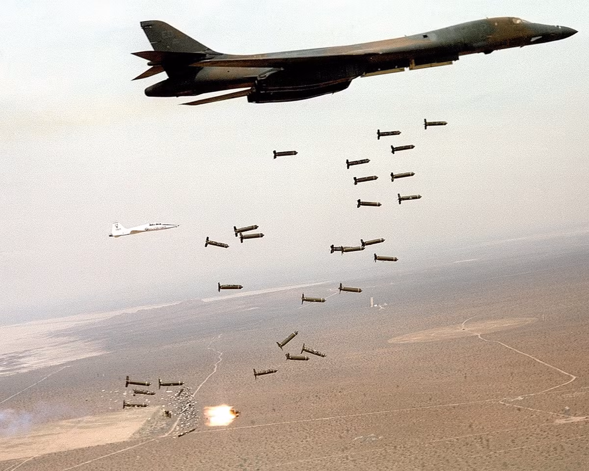 Tải trọng vũ khí của B-1 Lancer lên tới 57 tấn gồm 23 tấn treo ở 6 giá bên ngoài và 34 tấn treo trong 3 khoang bom cỡ lớn. Tải trọng này ăn đứt cả B-52. Ước tính, nó có thể chở tới 84 quả bom Mk82 227kg hoặc 24 bom Mk-84 1 tấn hoặc 48 bom thông minh GBU-38 JDAM, GBU-54 JDAM hoặc 96-144 bom đường kính nhỏ GBU-39 hoặc 24 tên lửa hành trình AGM-158... Nguồn ảnh: Wikipedia