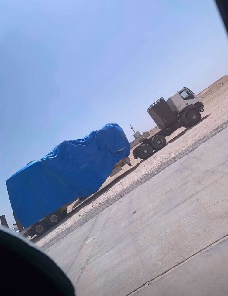 Sự xuất hiện của Pantsir-S1 giúp LNA “khống chế” bầu trời, khiến không quân GNA không thể cất cánh, mà nếu cất cánh thì có thể “cháy, vỡ tan nát trên trời”. Điều đó giúp đường tiến quân của xe tăng – bộ binh LNA hiệu quả hơn. Vấn đề là ai đã tuồn thứ vũ khí nguy hiểm này vào Libya, chắc chắn không thể là Nga mà chỉ có thể là một quốc gia mua vũ khí Nga. Nguồn ảnh: Mahmoud Gamal