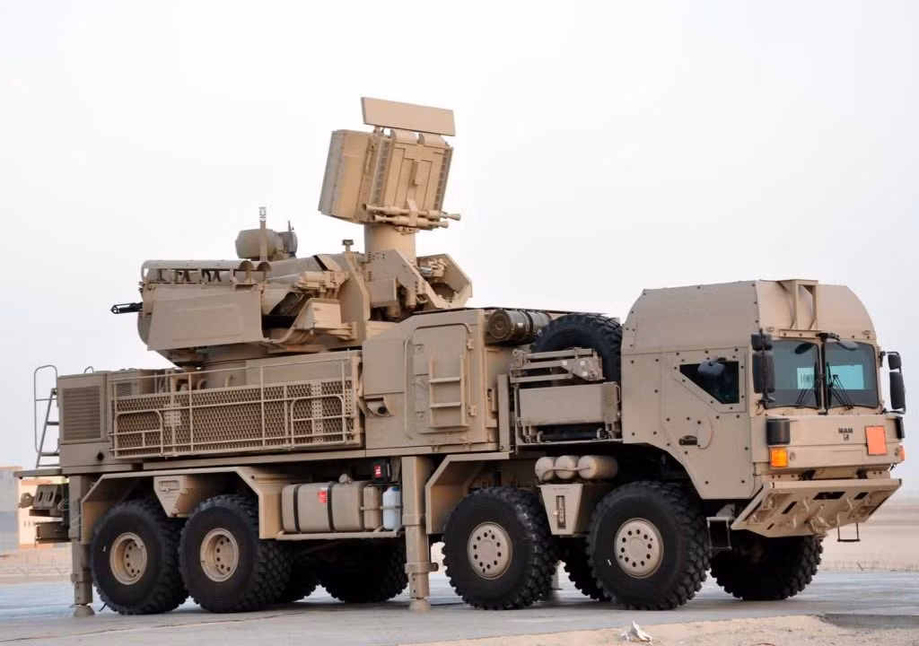 Đáng lưu ý, một số nguồn tin chòn cho biết, UAE đã sử dụng một máy bay vận tải C-17A để đưa Pantsir-S1 tới cho lực lượng tướng Haftar. UAE được cho là đã tậu 50 hệ thống Pantsir-S1 từ năm 2000 với tổng giá trị hợp đồng 734 triệu USD, đơn giá một hệ thống rơi vào 15 triệu USD. Nguồn ảnh: Mahmoud Gamal