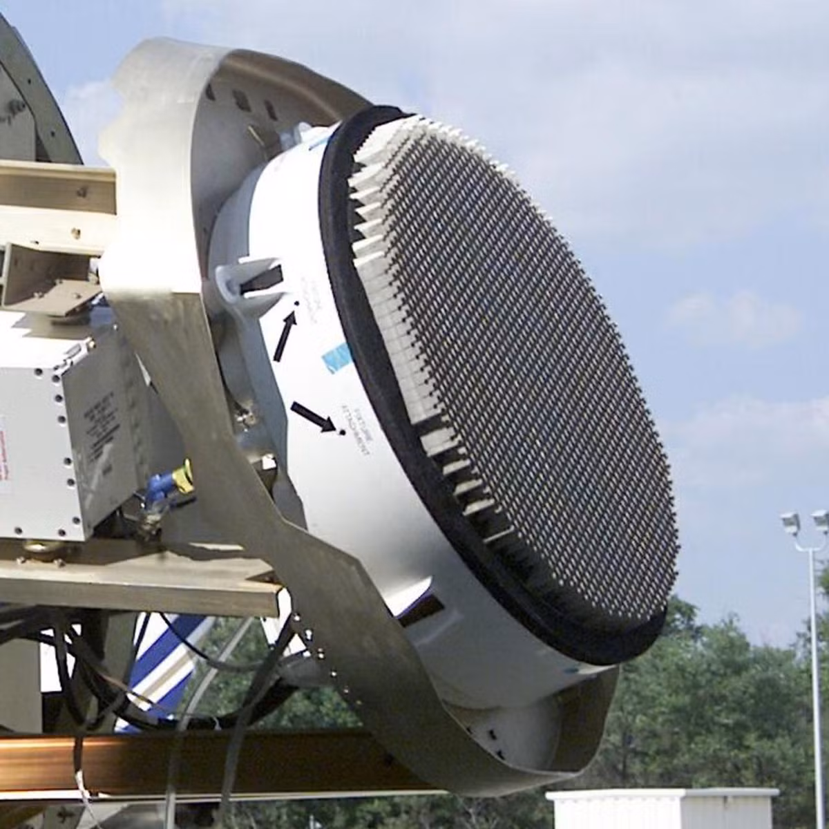 Radar AN/APG-81 của F-35 thì bị cho là không làm việc tốt, thường xuyên gặp trục trặc!!! Đó là chưa kể, F-35 cũng sẽ gặp sự cố khi trời quá lạnh hoặc quá nóng. Theo các thử nghiệm, F-35 sẽ gặp trục trặc khi qua đêm ở nhiệt độ 15 độ C, động cơ có thể tắt đột ngột nếu nhiên liệu tiếp cho nó đang ở nhiệt độ trên 40 độ C. Nguồn ảnh: Wikipedia