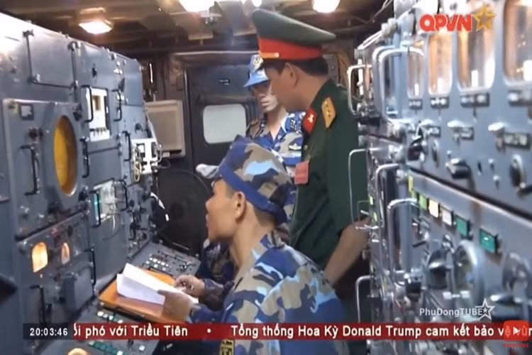 Bên trong cabin radar điều khiển hỏa lực 4R45 Skala. Phương thức điều khiển tên lửa tương đối hiện đại, đài radar bám bắt mục tiêu, nạp tham số cho tên lửa, sau đó đạn khởi động bay theo quán tính, ở pha cuối radar trên đạn tự kích hoạt bắt bám và khóa mục tiêu mà không cần đài chỉ huy can thiệp. Ảnh: QPVN