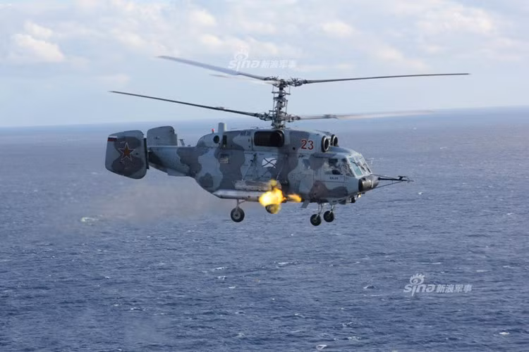 Trên trực thăng còn tích hợp sẵn một khẩu súng máy dạng Gatling GShG-7.62 4 nòng 7,62mm có tốc độ bắn 3.500-6.000 phát/phút, tầm bắn xa nhất đến 1.000m. Nguồn ảnh: Wikipedia