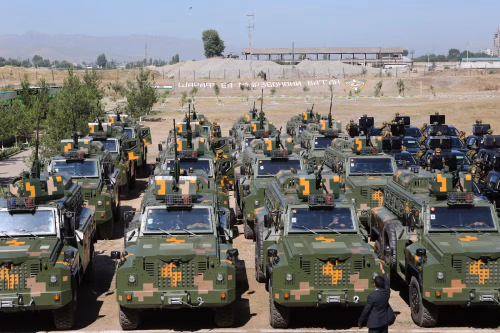 Trong ảnh là dàn xe bọc thép kháng mìn (MRAP) VP-11 do Tập đoàn Công nghiệp Hoa Bắc (NORINCO) phát triển...