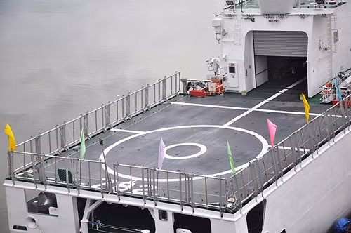 Đặc biệt, các tàu DN-2000 của kiểm ngư cũng trang bị hangar và sân bay cho trực thăng hạng trung. Ngay cả trực thăng hải quân như Ka-28 cũng có thể hạ cánh được. Ảnh: VTC