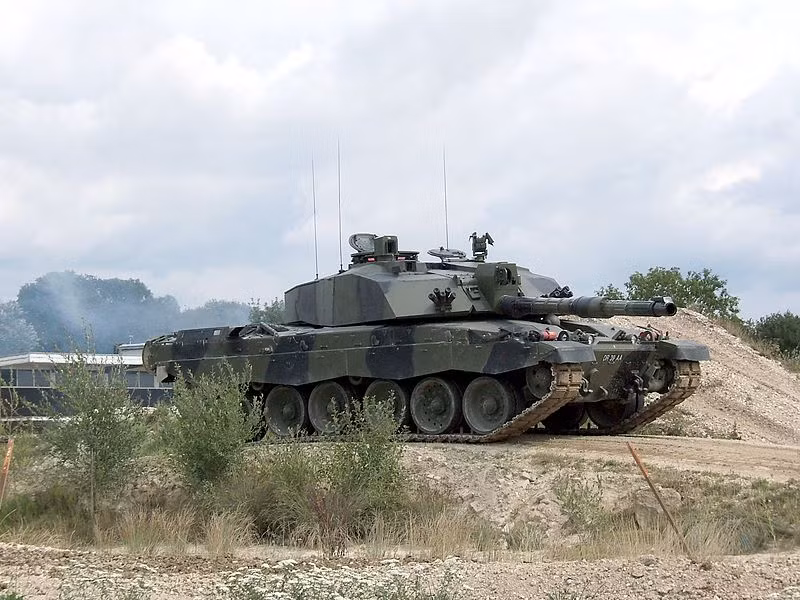 Cụ thể, tăng Challenger 2 trang bị công nghệ giáp phức hợp Chobham đặc biệt với nhiều bí mật quốc gia giúp xe tăng có thể chống lại súng chống tăng mạnh nhất của Nga RPG-29. Người Anh tự tin với Chobham tới mức không cần trang bị giáp phản ứng nổ. Nguồn ảnh: Wikipedia