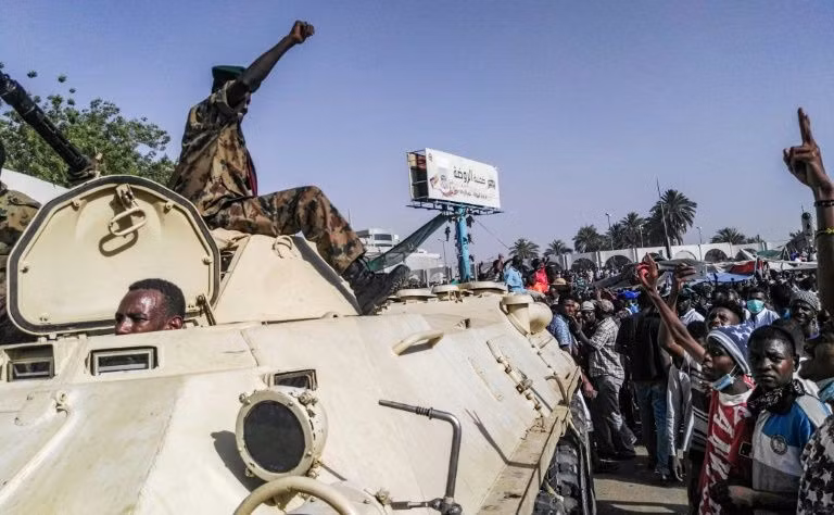 Trang bị vũ khí của lục quân và không quân Sudan nhìn chung ở mức khá tại khu vực châu Phi, có lẽ họ chỉ đứng sau Ai Cập, Nam Phi, Algeria hay Libya (thời Gaddafi). Nguồn ảnh: Yahoo News Singapore