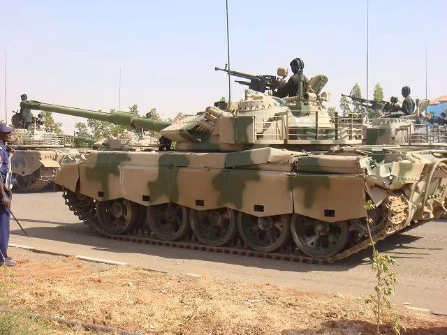 Chi tiết hơn về lực lượng xe tăng, chiếm tới 90% là các xe tăng T-72 và T-54/55 có nguồn gốc từ Liên Xô. Phần còn lại là một số xe tăng Trung Quốc, Iran. Trong ảnh là tăng Al Zubair2 - phiên bản nâng cấp từ Type 59D với pháo 105mm và giáp ERA. Nguồn ảnh: Army Recognition