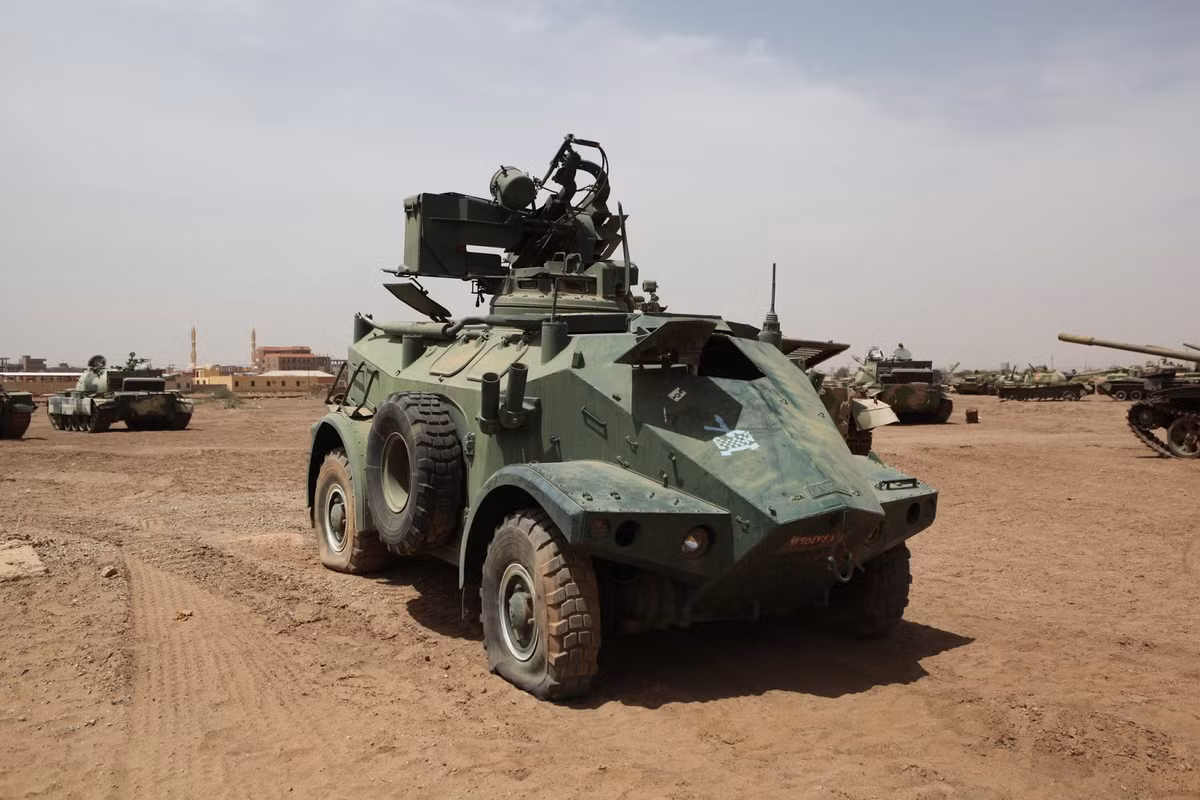 Số lượng xe thiết giáp của Sudan tuy không nhiều nhưng được cho là khá chất lượng gồm dòng xe thiết giáp chở quân BTR-80, BTR-70 được mua từ Nga-Liên Xô. Nguồn ảnh: Oryx Blog
