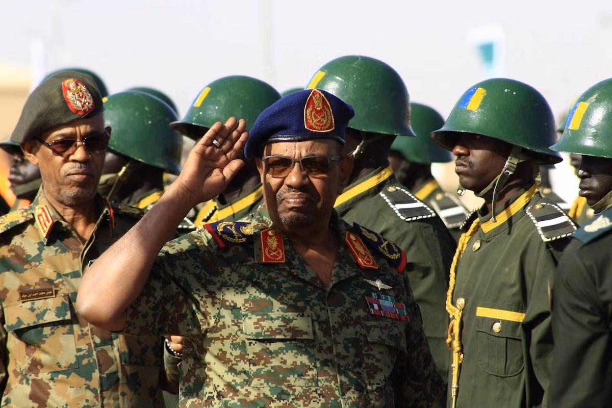 Hôm qua (11/4), Quân đội Sudan đã bất ngờ tiến hành cuộc đảo chính lật đổ Tổng thống Omar al-Bashir - người đã cầm quyền Sudan suốt 30 năm nay cũng sau một cuộc đảo chính năm 1989. Hiện ông Omar al-Bashir đã bị quản thúc tại gia cùng một số lãnh đạo cấp cao khác. Nguồn ảnh: Middle East Monitor