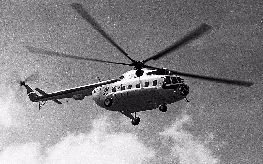 Ngày 2/7/1961 (cách đây 58 năm), nguyên mẫu mang tên V-8 khi đó mới chỉ có một động cơ tuabin trục AI-24 2.700shp đã thực hiện lần bay đầu tiên trước công chúng trong "Ngày Không quân Xô Viết". Nguồn ảnh: Wikipedia