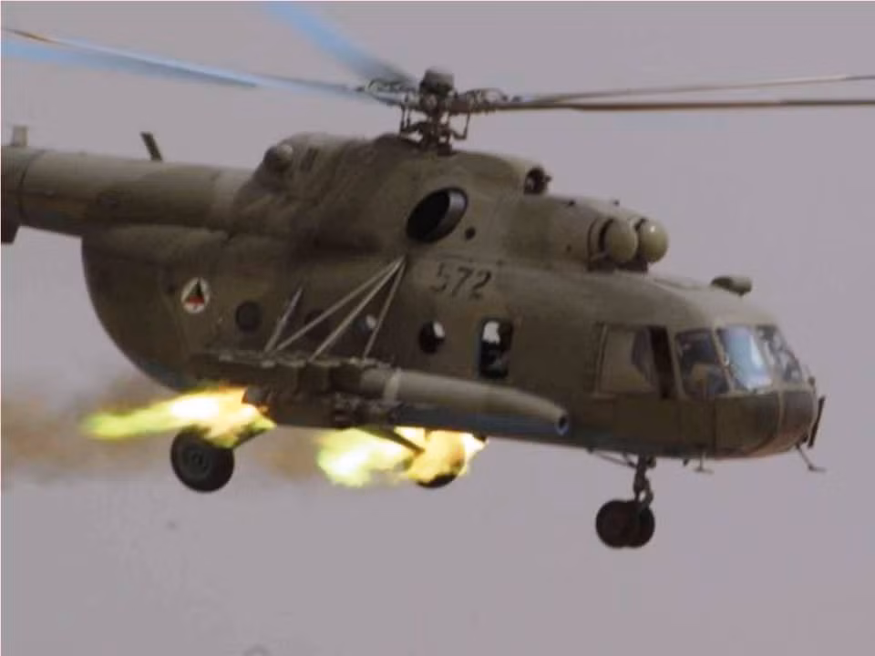 UH-1 có khả năng vũ trang bị thì Mi-8 cũng có, một trong các phiên bản sản xuất nhiều nhất của nó Mi-8T có thể trang bị 4 cụm phóng rocket UV-16-57 với rocket 57mm, ngoài ra còn trang bị thêm 1-2 khẩu PK 7,62mm - nhiều hơn rất nhiều so với vũ khí của trực thăng đa dụng UH-1. Nguồn ảnh: Wikipedia