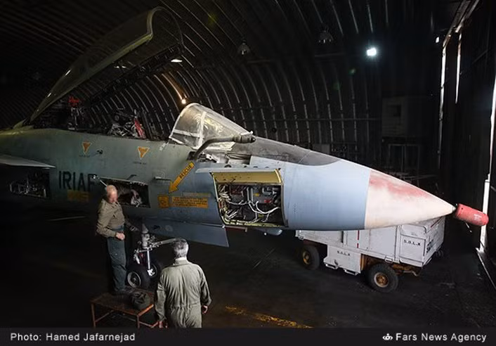 Ví dụ như với tiêm kích chủ lực F-14A Tomcat, theo nhiều nguồn tin, các máy bay còn lại hiện đã được nâng cấp lên chuẩn F-14AM với sự thay thế linh kiện riêng do Iran sản xuất do Mỹ đã không còn sản xuất, cũng như cấm vận phụ tùng trang bị dòng máy bay này. Nguồn ảnh: Fars News