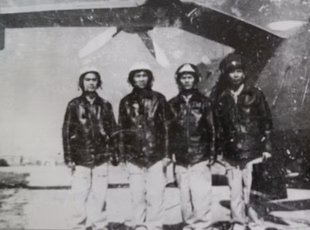 Theo Lịch sử Không quân Nhân dân Việt Nam, cuối năm 1980, Tư lệnh Quân chủng Không quân ra quyết định thành lập phi đội máy bay săn ngầm Be-12 thuộc Trung đoàn Không quân 933 (Sư đoàn 372). Năm 1981, 4 chiếc Be-12 được Liên Xô chuyển giao cho Việt Nam và được chúng ta sử dụng trong thời gian dài tới tận cuối những năm 1980 phải dừng hoạt động vì nhiều lý do. Và giờ đây, chúng ta có thể hồi sinh chúng với gói nâng cấp của Nga. Nguồn ảnh: Lịch sử KQNDVN