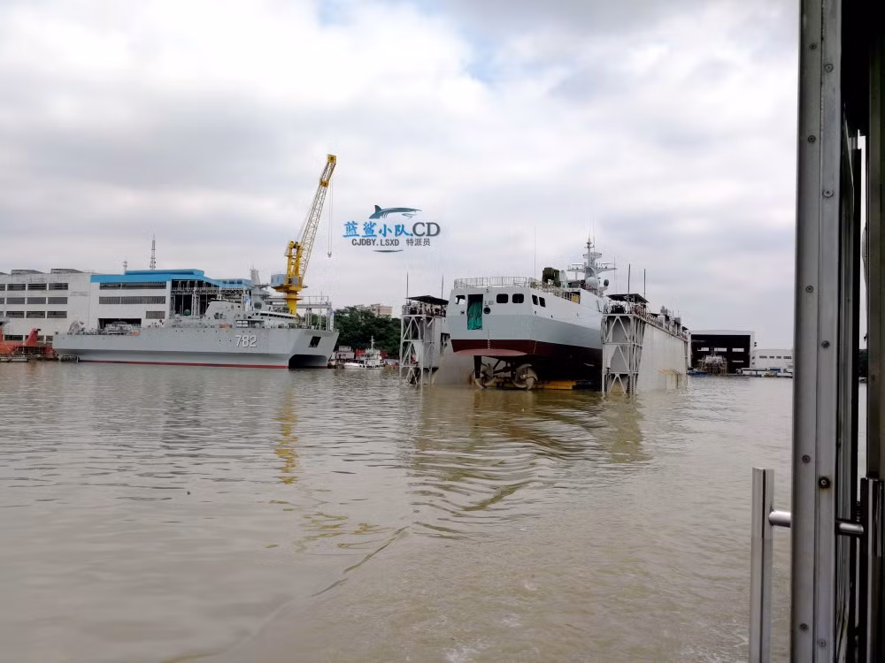 Trong ảnh, tàu hộ vệ Type 056 thứ 60 đang chuẩn bị hạ thủy từ ụ nổi. Nguồn ảnh: CJDBY