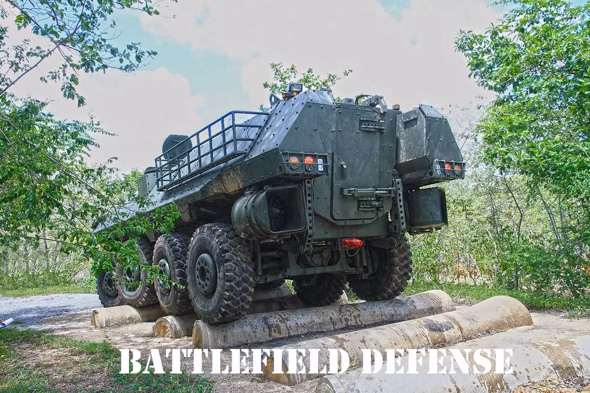 Trong ảnh, xe thử nghiệm khả năng cơ động trên địa hình ghồ ghề. Ảnh: Battefield Defense