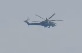 Đoạn video được các tay súng dân quân Syria ghi lại ở Bắc Hama hôm 21/3 về hình ảnh ít nhất 2 chiếc trực thăng Mi-28NM lượn lờ ở độ cao thấp trên bầu trời tỉnh này. Theo một nguồn tin địa phương, trực thăng Mi-28NM sẽ được triển khai trong thời gian ngắn ở Syria để thử nghiệm khả năng tác chiến. Nguồn ảnh: Twitter
