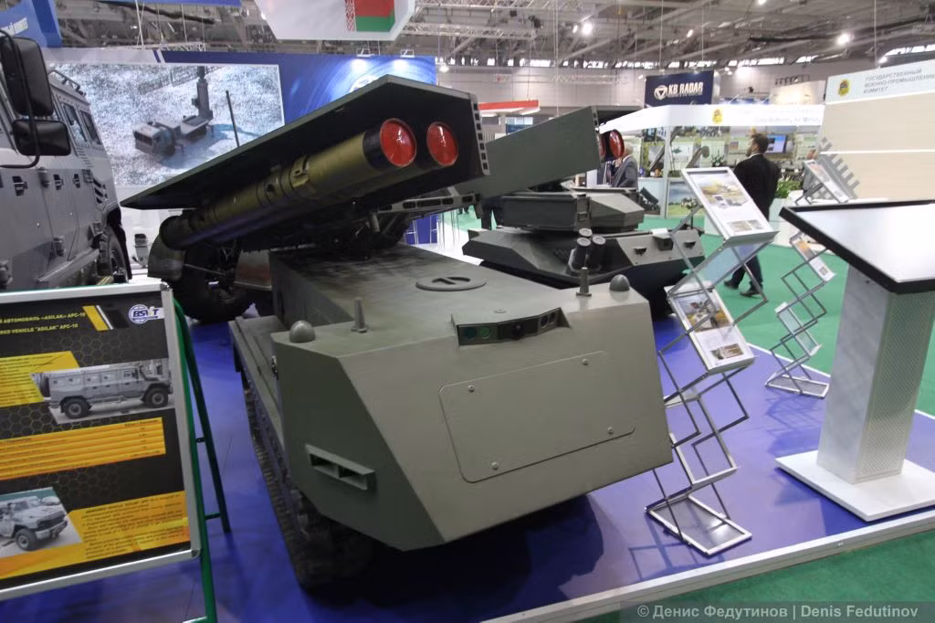 Ngoài UAV, MILEX 2019 cũng giới thiệu một số hệ thống tác chiến không người lái trên mặt đất như robot chống tăng Mogom đặt trên xe xích do GVTUP "BelSpetsVneshVekhnika" phát triển. Nó được thiết kế để trinh sát, tự phá hủy các mục tiêu mặt đất, xe tăng, thiết giáp. Nó trang bị 4 tên lửa chống tăng, tầm bắn 5.000m. Nguồn ảnh: Denis Fedutinov