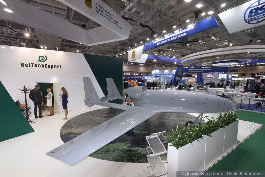 UAV Yastreb được phát triển bởi "Trung tâm nghiên cứu - sản xuất hệ thống không người lái đa năng" thuộc Học viện Khoa học quốc gia Belarus. Đây được xem là loại máy bay không người lái nặng nhất từng được Belarus chế tạo với trọng lượng cất cánh 700kg, thời gian bay 6 tiếng, tải trọng 120kg. Nguồn ảnh: Denis Fedutinov