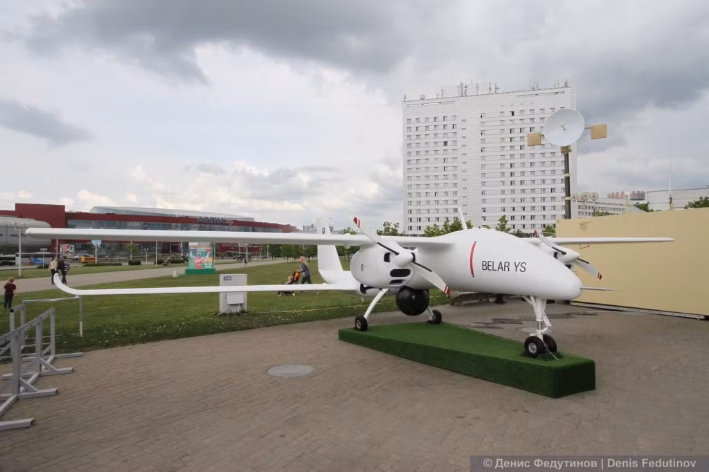 UAV trinh sát tầm trung BELAR YS do công ty Aiva Tech Systems sản xuất, sải cánh 11,5m, trọng lượng tối đa 1,4 tấn, tải trọng 280kg, thời gian bay liên tục 24 tiếng. Nguồn ảnh: Denis Fedutinov