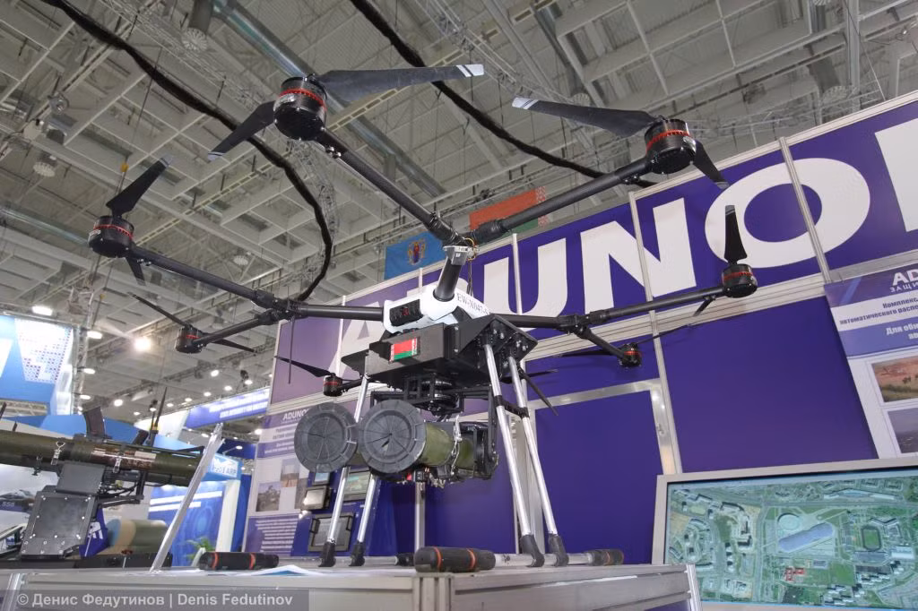 UAV Kvadro 1600 của cục thiết kế Vitebsk được thiết kế để tấn công các xe thiết giáp hạng nhẹ. Với kiểu dáng trực thăng, loại này nặng 45kg, thời gian bay liên tục 25 phút, mang được 2 súng chống tăng RPG-26. Nguồn ảnh: Denis Fedutinov
