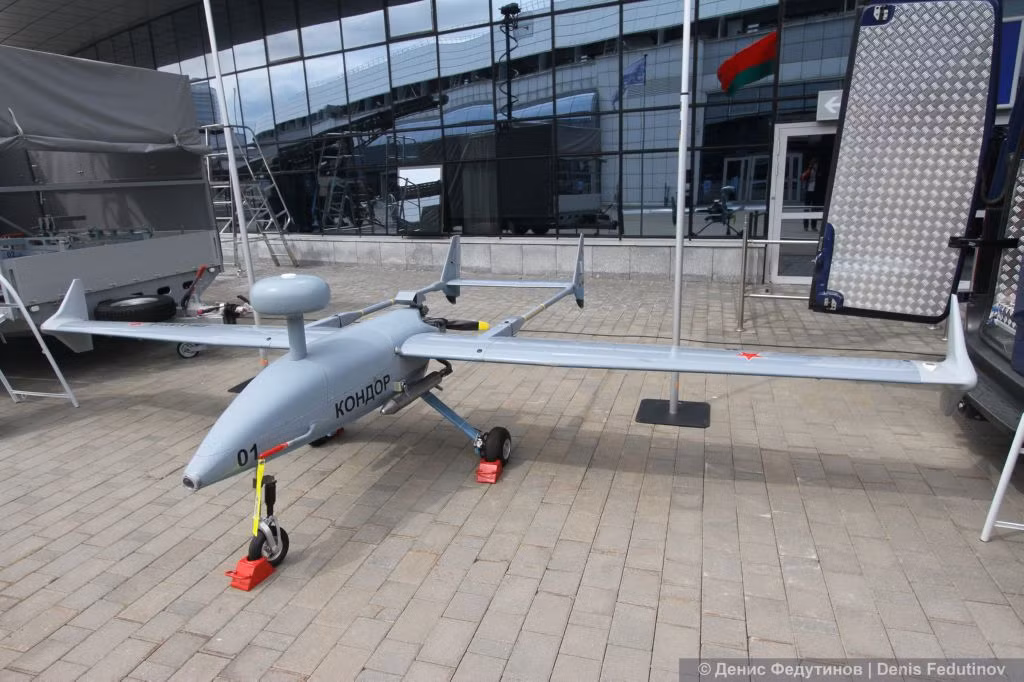 Tổ hợp UAV BLA 1LA-120-K Condor do Nhà máy hàng không 558 sản xuất. Nó có tải trọng cất cánh 120kg, bay liên tục 3 tiếng, có thể dùng làm bia bay cho bộ đội phòng không huấn luyện. Nguồn ảnh: Denis Fedutinov
